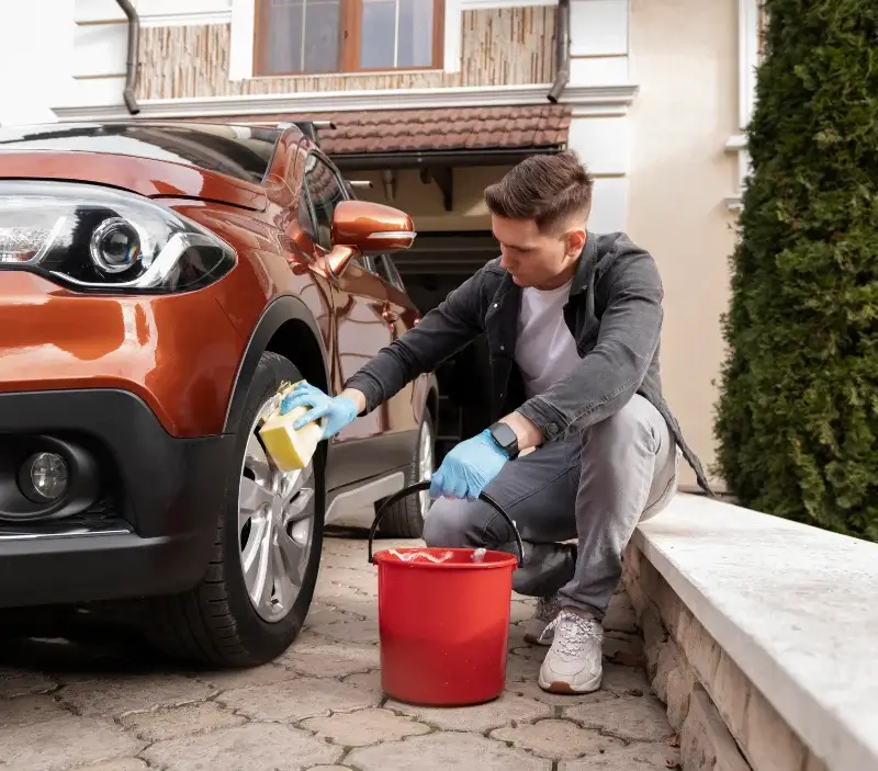 Lavage auto à domicile Vairé : professionnel intervenant sur un véhicule